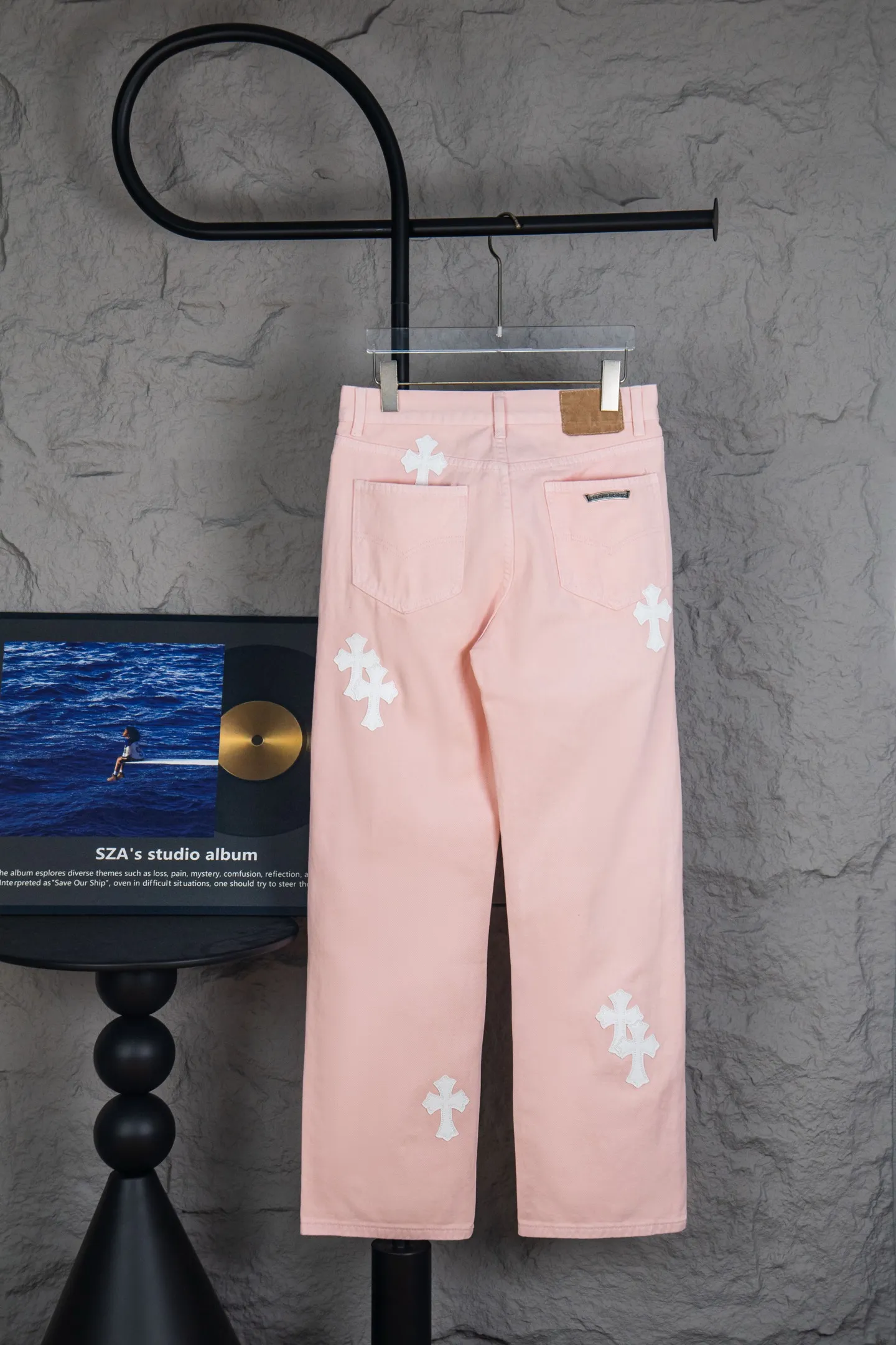 P270 Top version CH Chromehearts 2025 new limited edition white cross patchwork leather couple style washed loose pink jeans 💜 Top ceiling quality Styles with different washed textures, very friendly to people with thin legs and thick legs, straight and loose version very flattering leg shape Timeless moderate length, easy to match with casual, basic styling for various styles, a must-have in the wardrobe! The fabric is stiff but also makes the upper body soft without losing texture. The washing process is even more perfect. It is a must-have item for everyone! ! ! Washed wheat, hang tag, pants label, complete with three labels, color: pink, size: 28, 30, 32, 34